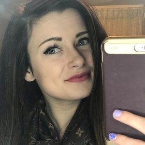 Meet your Posher, Holly